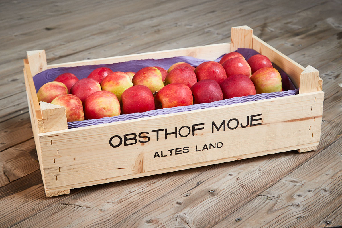 Obsthof-Moje_Vermarktung_Aepfel-in-Holzkiste